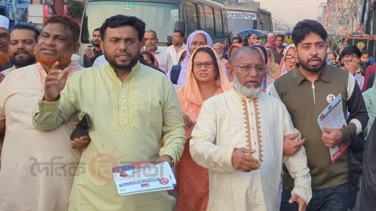 সাভারে ৩১ দফা লিফলেট বিতরণে যুবদল নেতা মোহাম্মদ আলি পাঠান