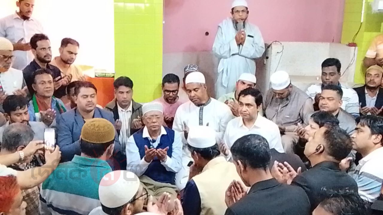 নির্বাচনী প্রচার স্থগিত করলেন মিন্টু, খালেদা জিয়ার সুস্থতার জন্য দেশবাসীর কাছে দোয়ার আহ্বান