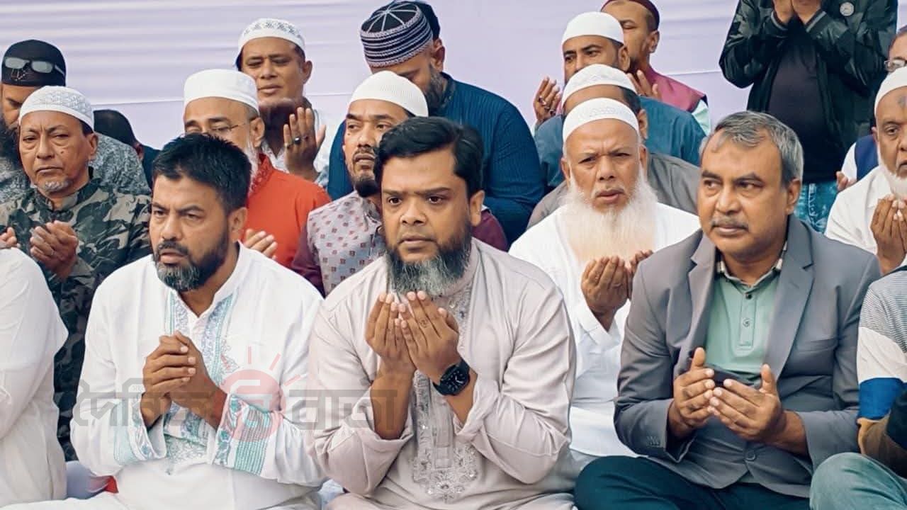 বেগম খালেদা জিয়ার রোগমুক্তি কামনায় ঢাকা-৪ আসনে দোয়া মাহফিল