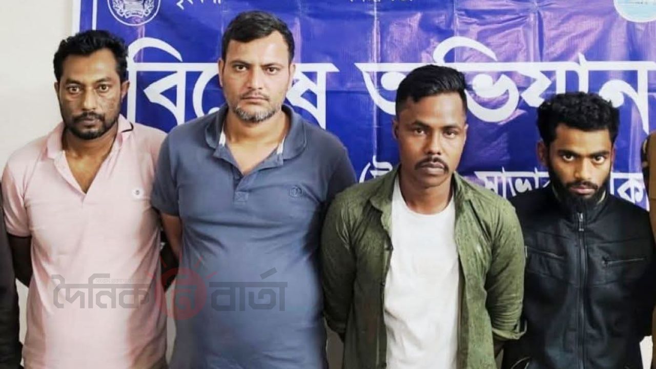 সাভারে ডিবি পুলিশের অভিযান: আন্তঃজেলা ডাকাত ও ছিনতাইকারী চক্রের ৪ সদস্য গ্রেপ্তার।