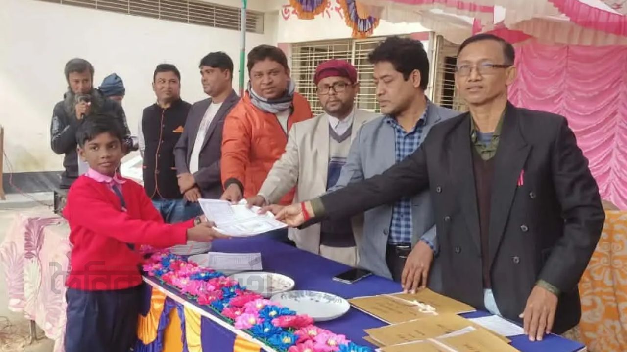 দেবহাটা মডেল সরকারি প্রাথমিক বিদ্যালয়ে বার্ষিক পরীক্ষার ফল প্রকাশ।