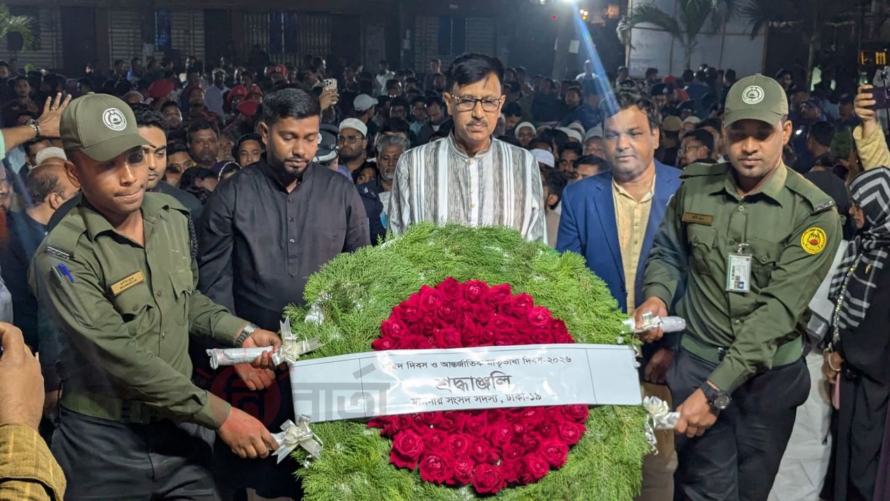 ভাষা শহীদদের চেতনায় সাভার গড়ার প্রত্যয়: শ্রদ্ধা জানালেন নবনির্বাচিত এমপি ডা. সালাউদ্দিন বাবু।