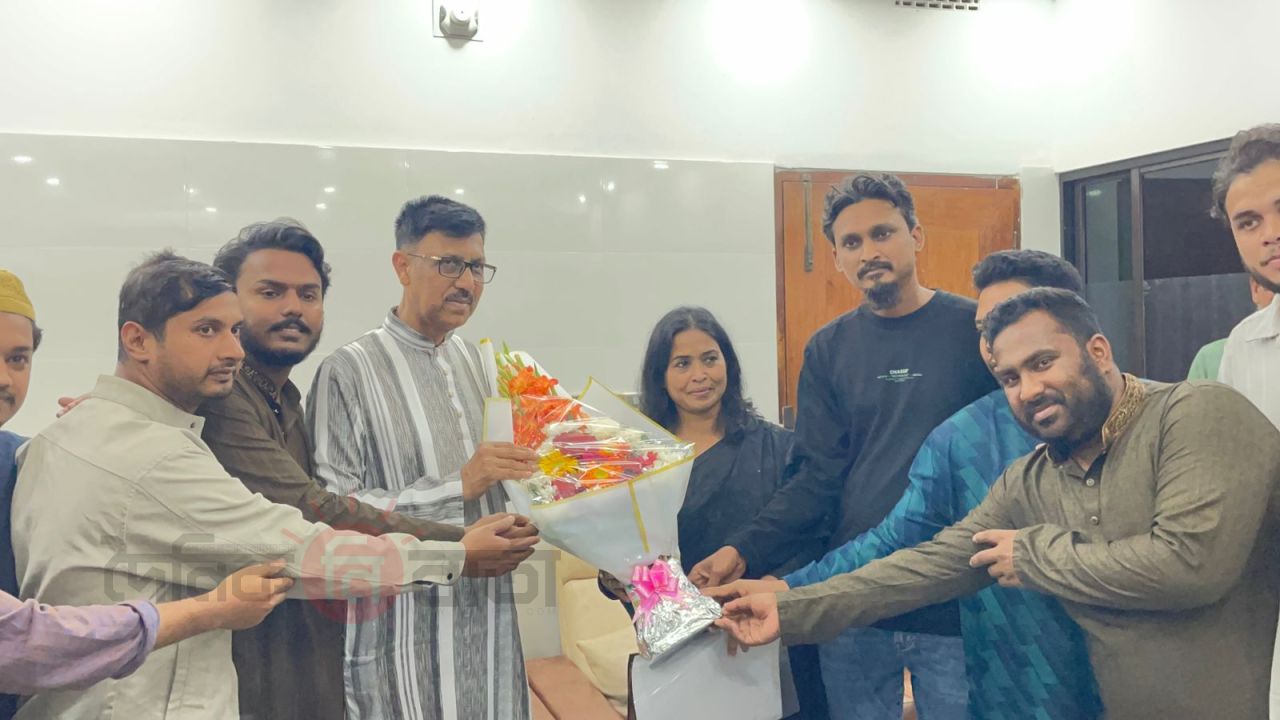 সাভারে এমপি ডা. সালাউদ্দিন বাবুর সঙ্গে দিলশানা পারুলের সৌজন্য সাক্ষাৎ।