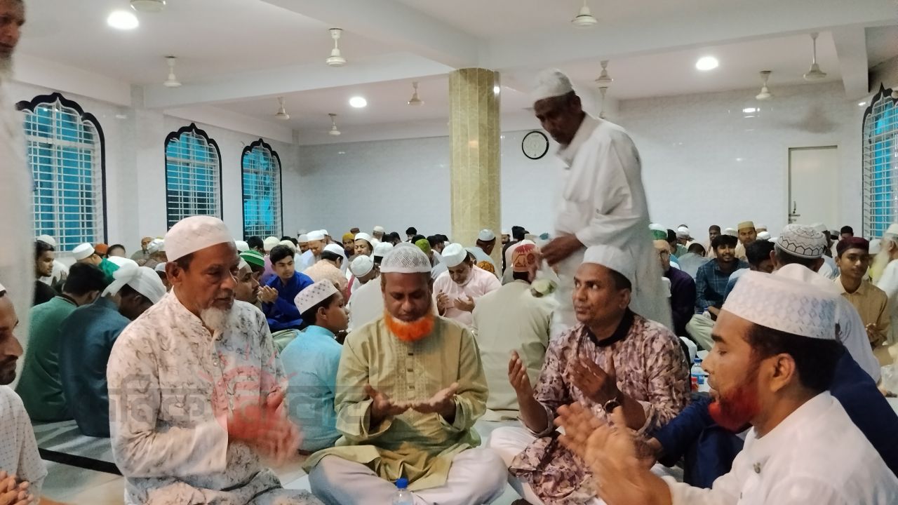 ​ভ্রাতৃত্বের বন্ধনে সাভারে মসজিদে আবেদা ইফতার মাহফিল: অংশ নিলেন ৫০০ মুসল্লি।