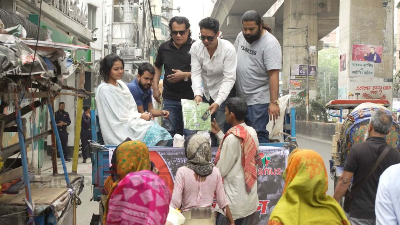 মানুষের জন্য ইফতার ও ঈদবস্ত্র বিতরণে অনন্য দৃষ্টান্ত স্থাপন করলো 'মানুষ' বাংলাদেশ।