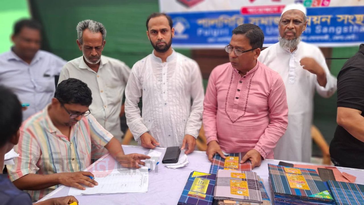 সোনাগাজীর পালগিরী সমাজ উন্নয়ন সংস্থা ৩ শতাধিক পরিবারের মাঝে শাড়ি-লুঙ্গি বিতরণ