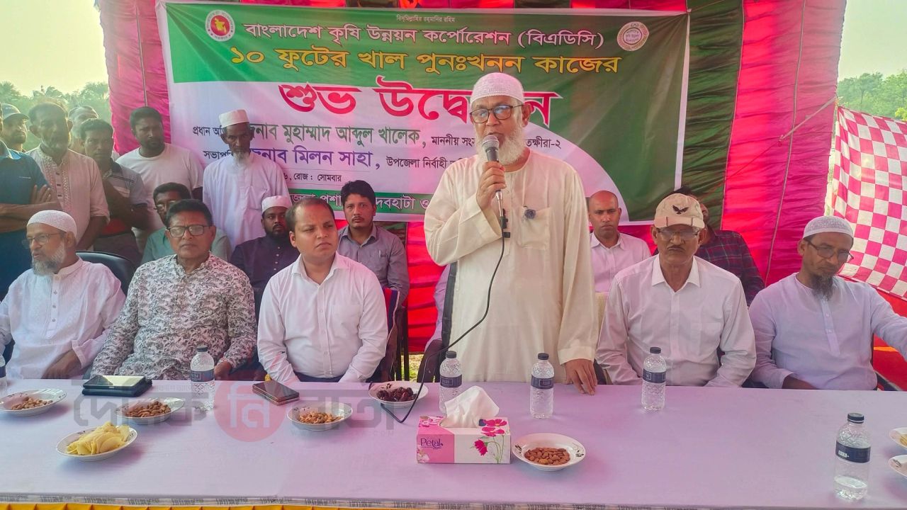 দেবহাটায় ১০ ফুটের খাল কাটার উদ্বোধন করলেন এমপি মুহাদ্দিস আব্দুল খালেক। 