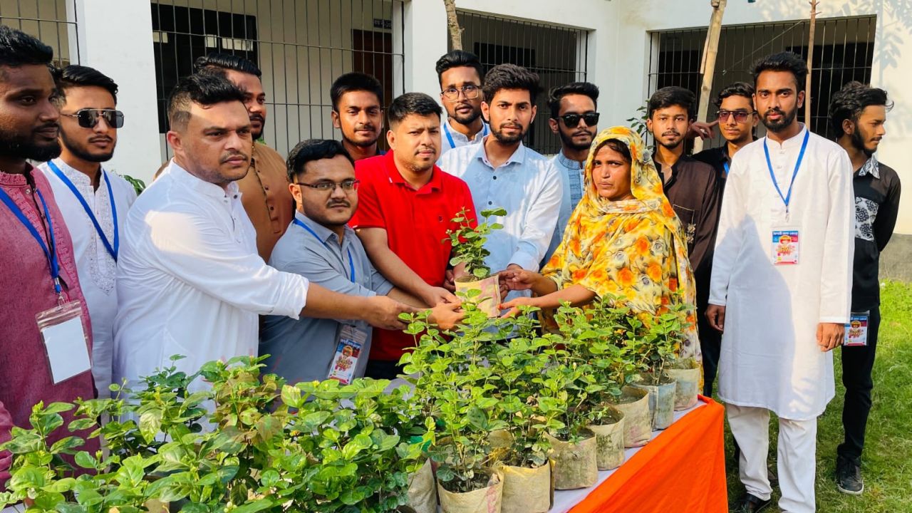 সাভারে মেলা কমিটির মানবিক উদ্যোগ স্থানীয়দের মাঝে বিনামূল্যে চারা বিতরণ।