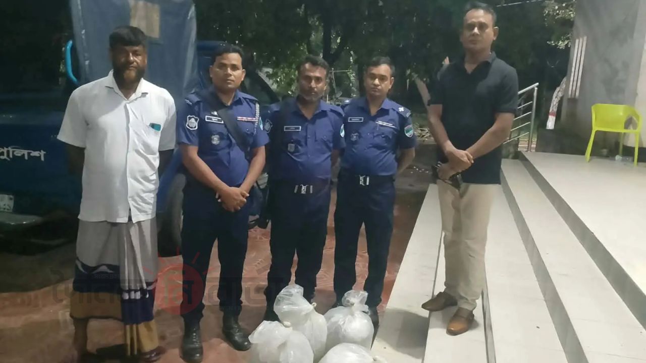 দেবহাটা থানা পুলিশের অভিযানে আটককৃত রেনু বসন্তপুর খালে অবমুক্ত।